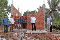 Nguyen Minh Luan, Vice Chairman of the Ca Mau provincial People’s Committee, visits the communes of Tan Bang and Bien Bach Dong to assess the programme’s implementation. (Photo: VNA)