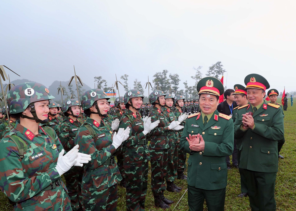 Lieutenant General Do Xuan Tung, Deputy Director of the General Department of Politics of the Vietnam People’s Army, praises and extends his best wishes to the units involved in the rehearsal. (Photo: VNA)